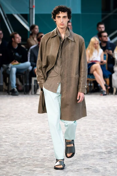 Look 25
